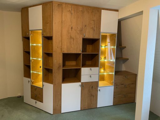 Einbauschrank mit verschiedenfarbigen Fronten