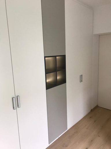 Einbauschrank mit offenem Fach und LED Beleuchtung