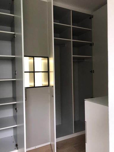 Einbauschrank mit LED - Beleuchtung und vielen Einlegeböden